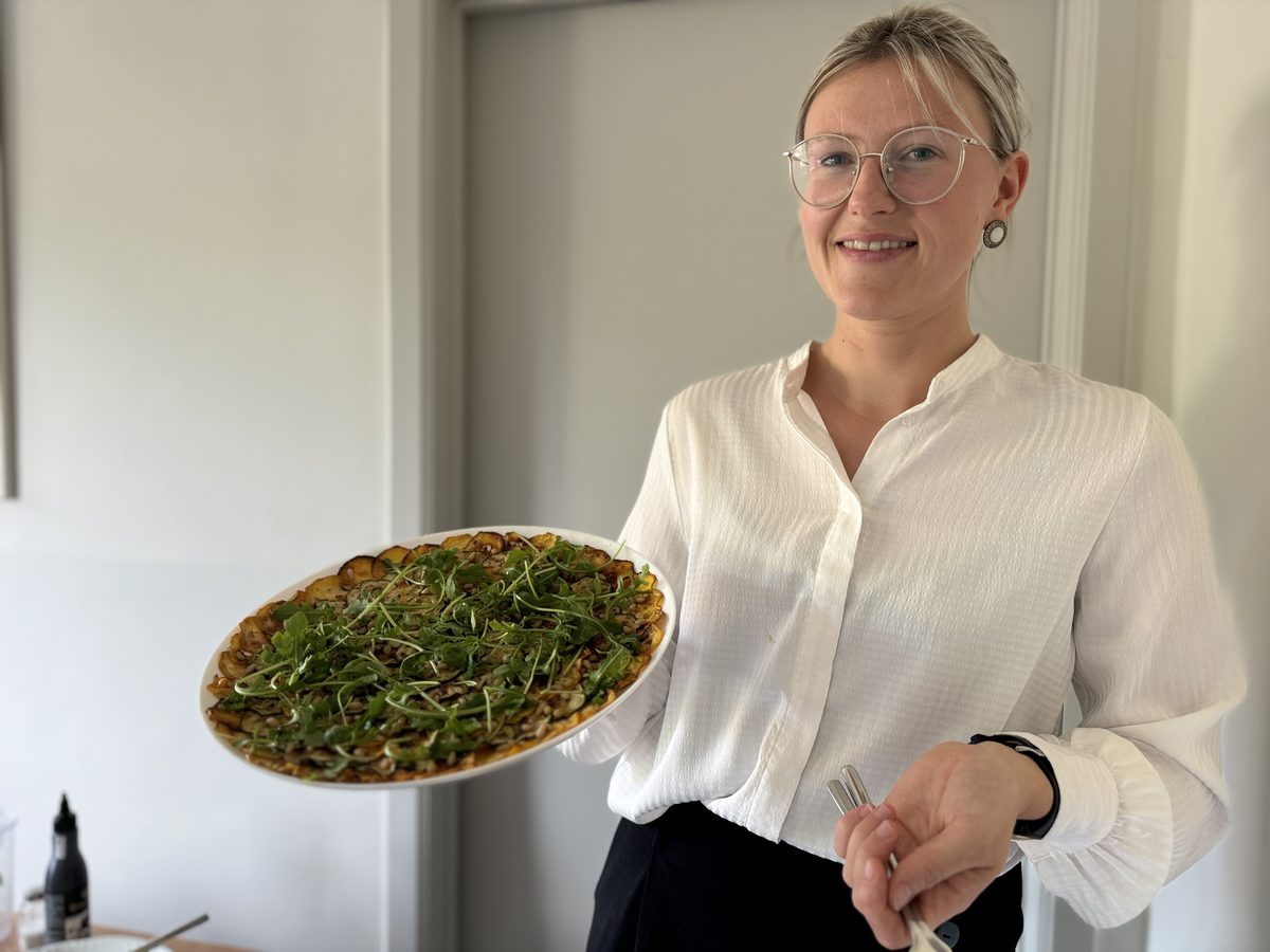 Leni van Tersagoesting met een verse schotel