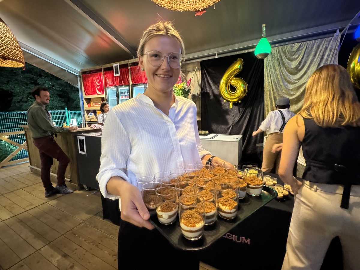 Leni serveert desserts op een feest